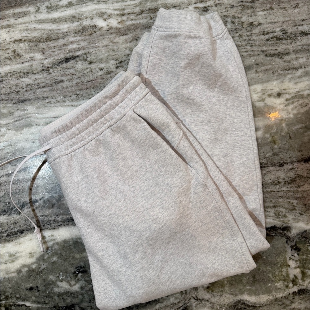 Lululemon Loungeful High-Rise Cropped Jogger Sweatpants
Size 12 - Picture 11 of 11